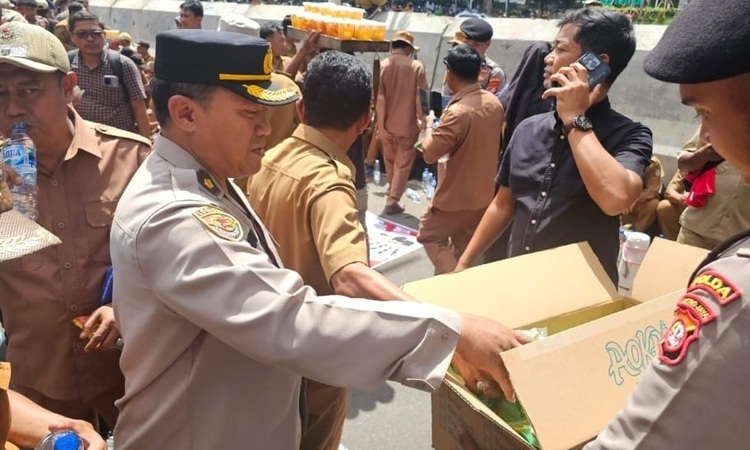 Polda Metro Jaya Diapresiasi Demonstran, Bagikan Konsumsi saat Unjuk Rasa di Kemenhub RI