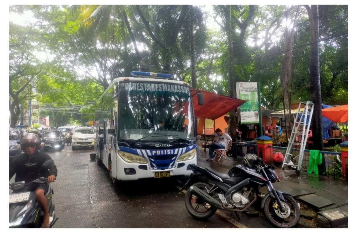 Kesadaran Tertib Berlalu Lintas Meningkat, Mobil SIM Polrestabes Makassar Diserbu Warga