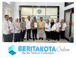 Kepala BPN Sultra Didampingi Kepala BPN Konawe Serahkan Sertifikat ke Wakapolres Konawe Untuk Lokasi Lapangan Tembak Polres Konawe