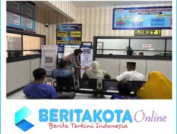 Personel Subditregident Samsat  Bulukumba Hadirkan Pelayanan Humanis Lewat Program Teh Gratis
