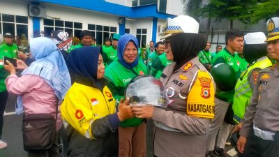 Polantas Makassar dan Kasatlantas Usung Mappatabe di Jalan Raya dan Bagi Helm Gratis untuk Ojol 