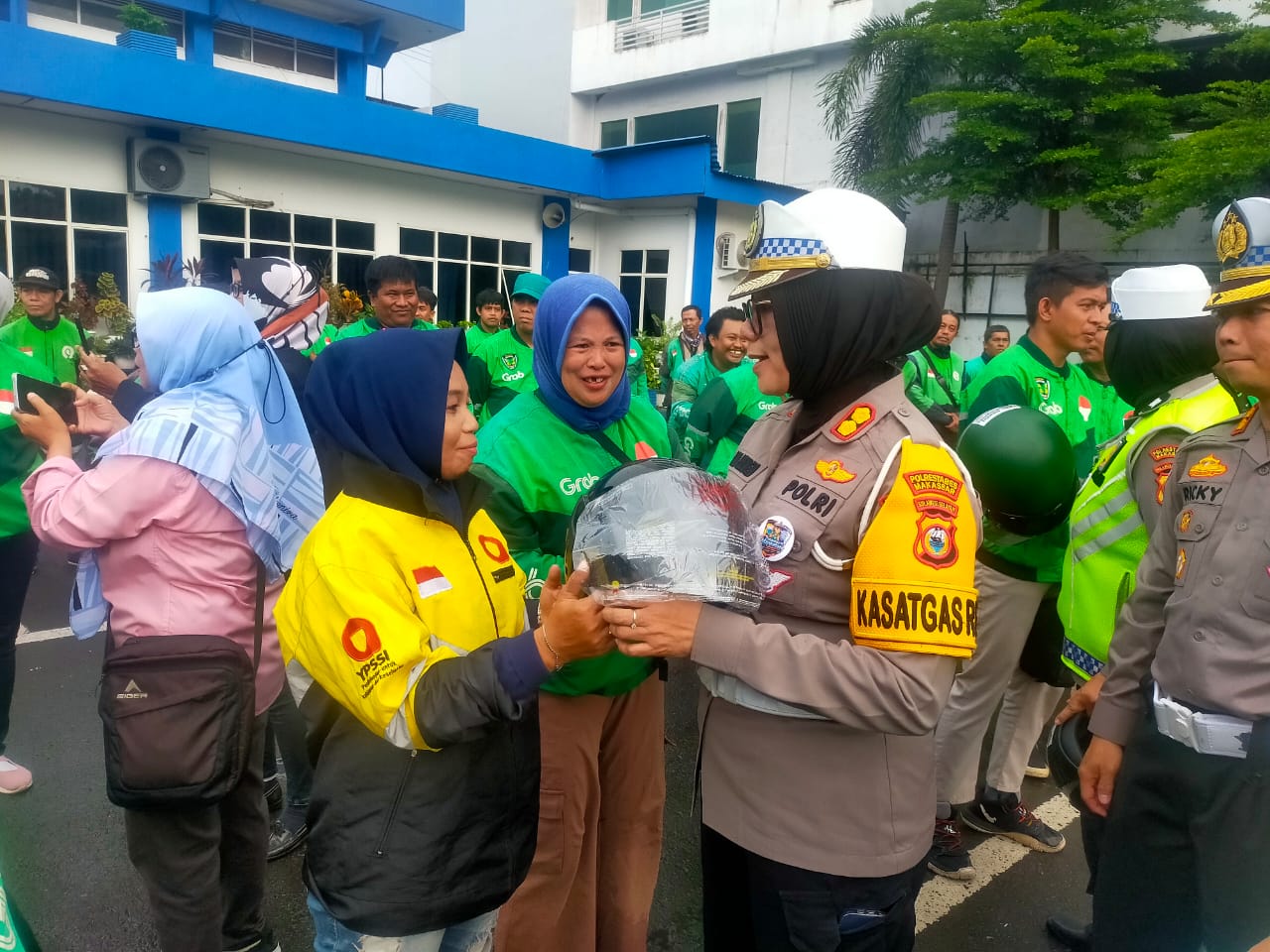 Polantas Makassar dan Kasatlantas Usung Mappatabe di Jalan Raya dan Bagi Helm Gratis untuk Ojol 