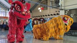 Atraksi Budaya Barongsai Hibur Penumpang di Bandara Sam Ratulangi