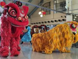 Atraksi Budaya Barongsai Hibur Penumpang di Bandara Sam Ratulangi