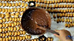 Kampung Nastar Tangerang jadi sentra kue nastar Lebaran. Permintaan meningkat tajam, produksi digenjot jelang Idulfitri.