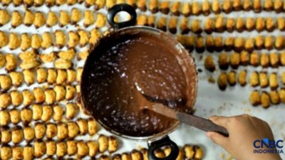 Kampung Nastar Tangerang jadi sentra kue nastar Lebaran. Permintaan meningkat tajam, produksi digenjot jelang Idulfitri.