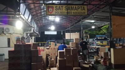 Patroli Ramadan, Polisi Grebek Toko di Kandea Makassar dan Sita Ribuan Botol Miras