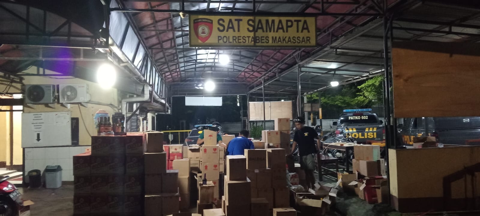 Patroli Ramadan, Polisi Grebek Toko di Kandea Makassar dan Sita Ribuan Botol Miras