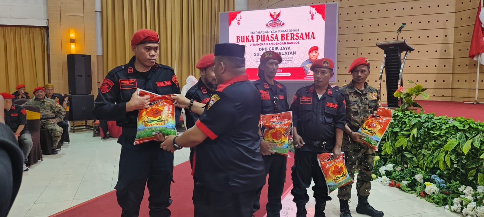 GRIB Jaya Sulsel Tebar Kepedulian untuk Anak Yatim dan Dhuafa, Bagikan 1000 Karung Beras di Bulan Ramadan