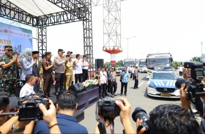 Kapolda Sulsel dan Gubernur Lepas 35 Bus Mudik Gratis, Ribuan Warga Antusias