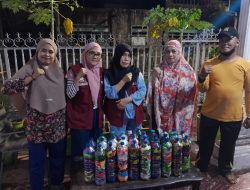 Ketua RT 02 RW 03 Kalukuang Gandeng PKK Kenalkan Eco-Brick ke Warga