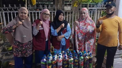 Ketua RT 02 RW 03 Kalukuang Gandeng PKK Kenalkan Eco-Brick ke Warga