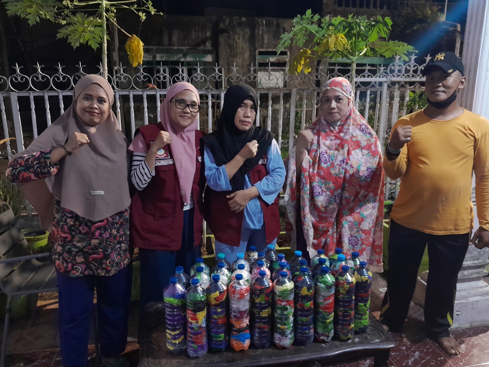 Ketua RT 02 RW 03 Kalukuang Gandeng PKK Kenalkan Eco-Brick ke Warga