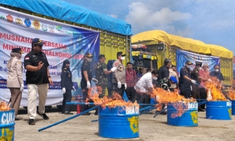 DJBC Sulbangsel Musnahkan Rokok Ilegal Senilai Rp65,75 Miliar di Makassar