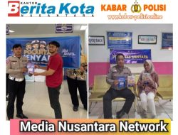 Personel SIM Subdiregident Ditlantas Polda Metro Jaya Memberikan Penjelasan Problem Solving Dan arahan Undang-Undang Tentang kepada Masyarakat Pemohon yang ingin melakukan perpanjangan SIM dengan Prosedur Pengurusan SIM. Di Satpas SIM Jakarta Utara dan Jakarta Barat