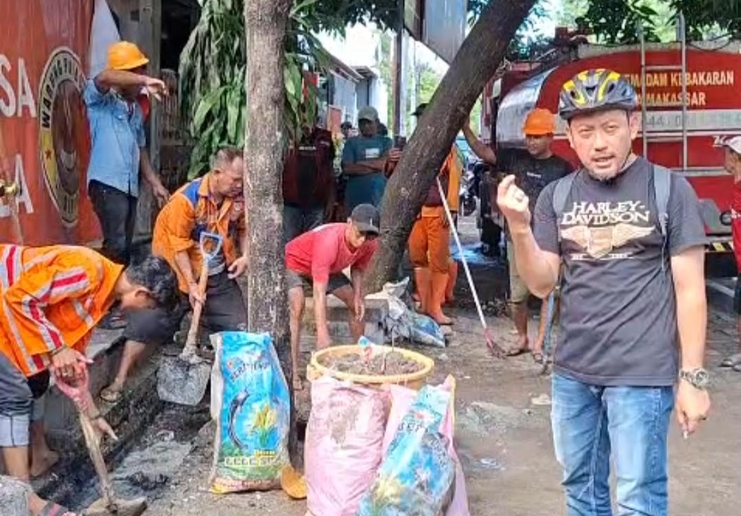 Camat Mamajang Kerahkan Personel Normalisasi Saluran Air yang Dipenuhi Endapan Lemak di Area Pallubasa Serigala