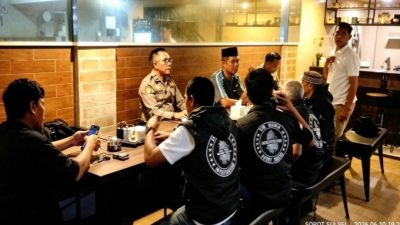 Ngopi Kamtibmas Bersama Jurnalis, Kapolsek Ujung Tanah Tegaskan Informasi Terverifikasi Kunci Kepercayaan Publik