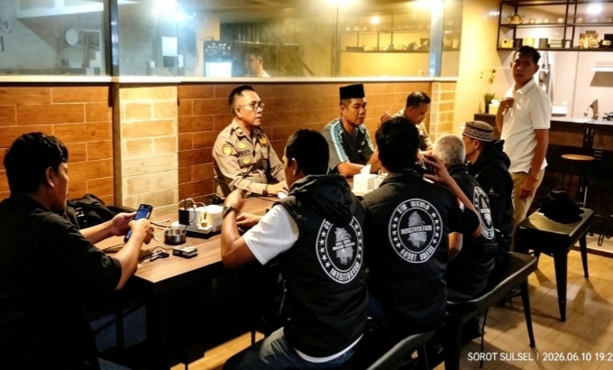 Ngopi Kamtibmas Bersama Jurnalis, Kapolsek Ujung Tanah Tegaskan Informasi Terverifikasi Kunci Kepercayaan Publik