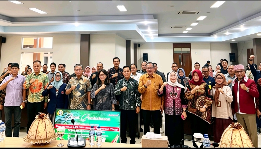 Wakil Direktur Bidang Perencanaan, Kerja Sama, dan Sistem Informasi PNUP, Dr. Nurhayati, S.Si., M.T., berfoto bersama peserta usai menghadiri rapat kerja sama Kementerian ATR/BPN dengan perguruan tinggi se-Sulawesi Selatan di Kantor Wilayah BPN Sulsel, Makassar, Jumat (12/6/2026).