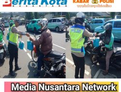 Polantas Menyapa, Personel Seksi BPKB Subditregident melakukan Pembagian Snack Serta Pemberian Edukasi Dalam Berlalu lintas di Jalan Raya kepada Masyarakat yang melintas depan halte Polda Metro Jaya Jl  Gatot Subroto Dan Pelayanan di Bagian BPKB Polda Metro Jaya