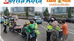 Polantas Menyapa, Personel Seksi BPKB Subditregident melakukan Pemberian Sembako  dan Edukasi Dalam Berlalu lintas di Jalan Raya kepada Masyarakat yang melintas depan halte Polda Metro Jaya Jl Gatot Subroto Dan Pelayanan di Bagian BPKB Polda Metro Jaya