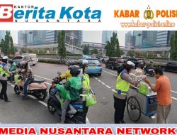 Polantas Menyapa, Personel Seksi BPKB Subditregident melakukan Pemberian Sembako  dan Edukasi Dalam Berlalu lintas di Jalan Raya kepada Masyarakat yang melintas depan halte Polda Metro Jaya Jl Gatot Subroto Dan Pelayanan di Bagian BPKB Polda Metro Jaya