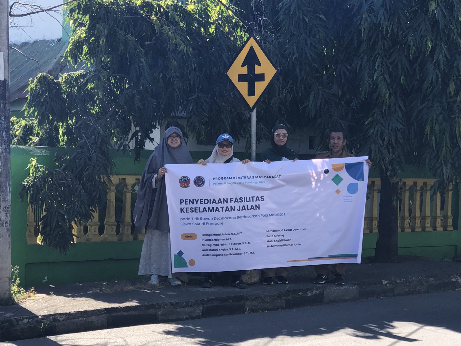 Tim PKM PNUP Implementasikan Hasil Riset Keselamatan Siswa, Empat Rambu Dipasang di Parepare