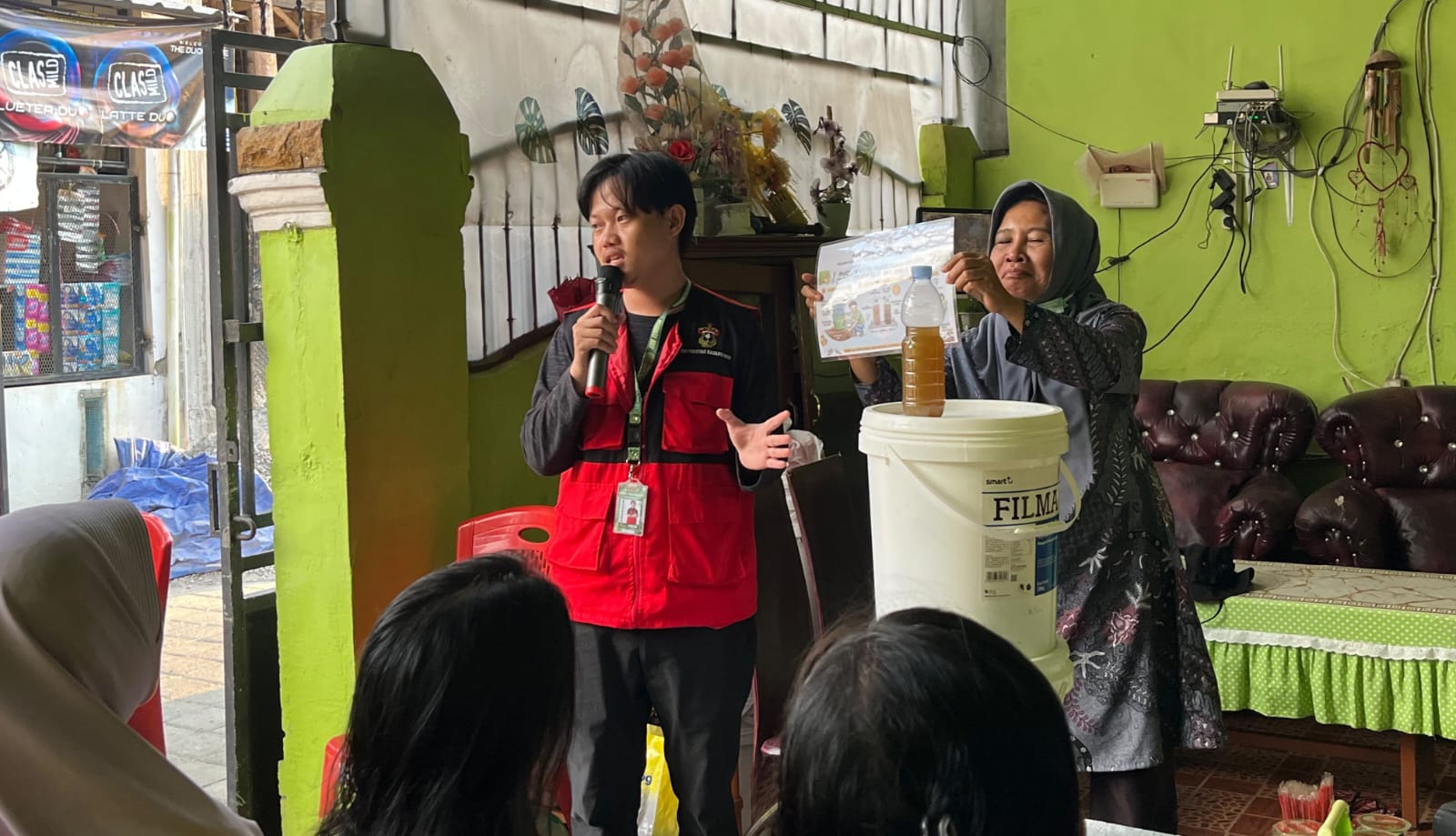 Mahasiswa KKN Unhas Gelar Go Lindi, Edukasi Pemanfaatan Pupuk Organik Cair di Kelurahan Katimbang
