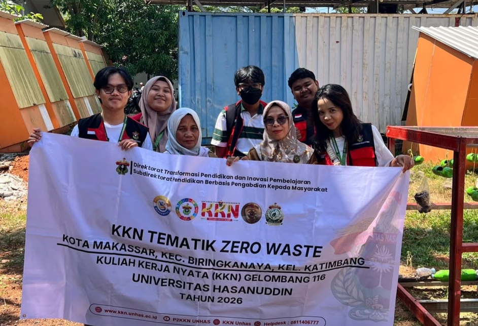 KKN Unhas Gelombang 116 Sulap Botol Plastik Jadi Pot Tanaman di Katimbang
