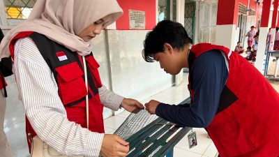 Dorong Budaya Pilah Sampah, Mahasiswa KKN Unhas Sediakan Tempat Sampah Anorganik dari Galon Bekas
