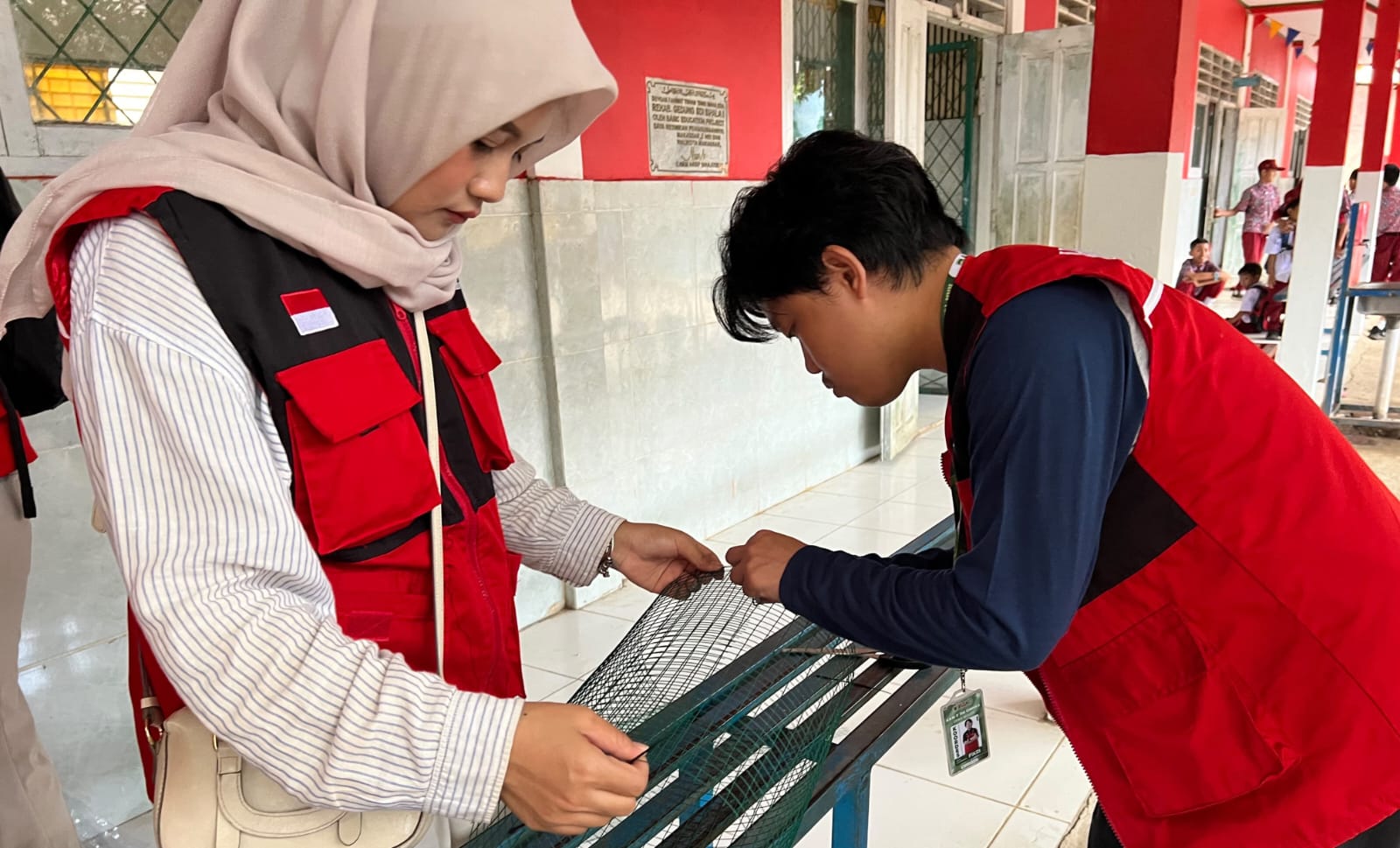 Dorong Budaya Pilah Sampah, Mahasiswa KKN Unhas Sediakan Tempat Sampah Anorganik dari Galon Bekas