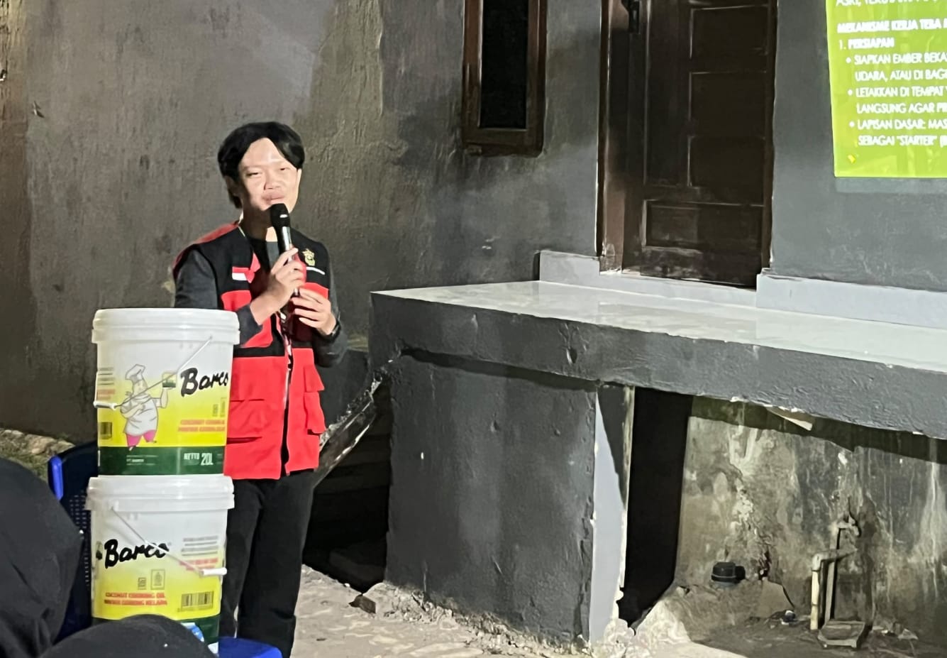 Mahasiswa KKN Unhas Sosialisasikan Penggunaan Komposter Teba Mini untuk Kelola Sampah Organik di Katimbang