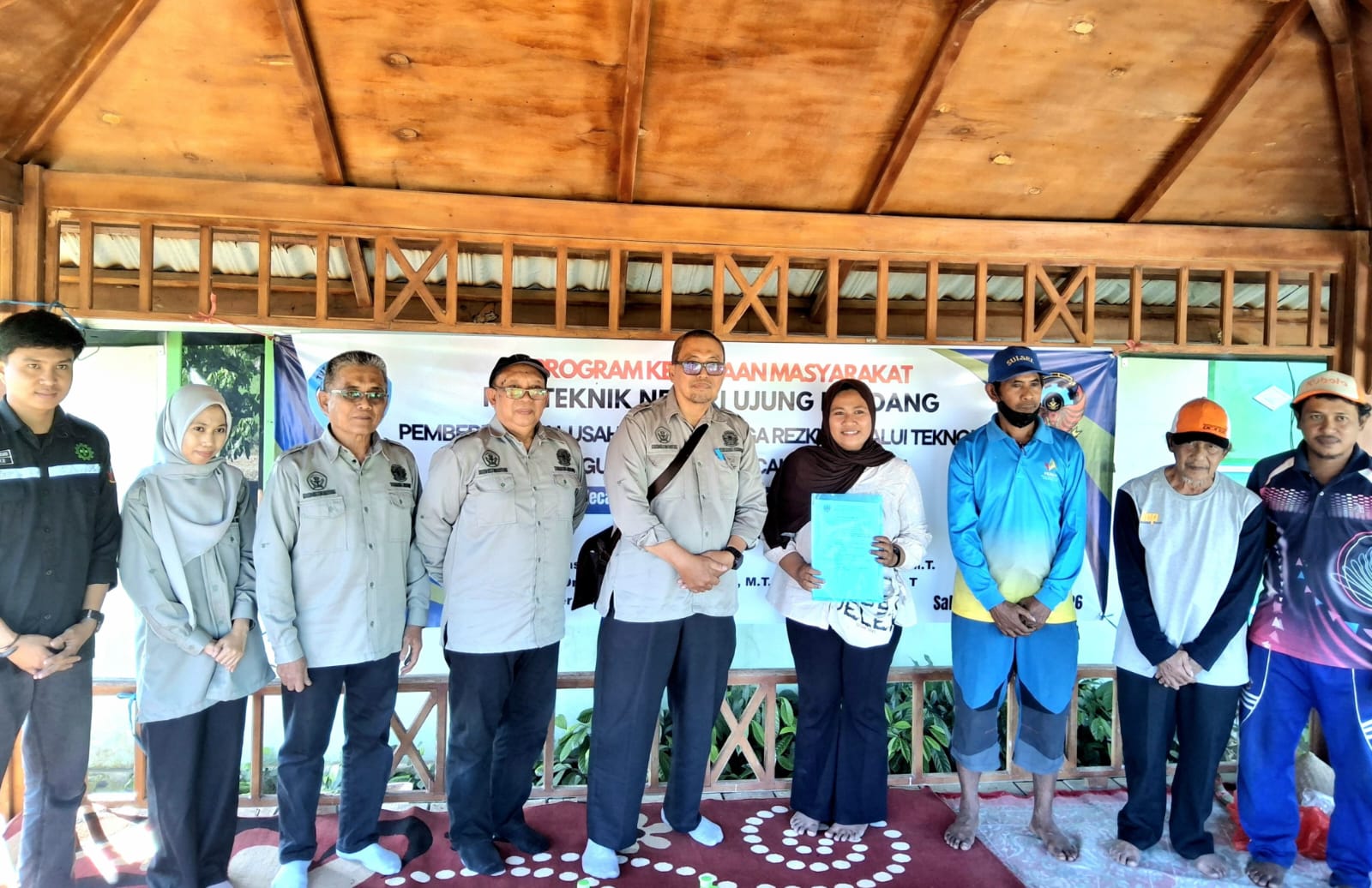 PNUP Berdayakan Usaha Kemiri Bunga Rezky melalui Penerapan Mesin Pemecah Kulit Kemiri