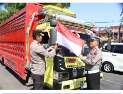 Sambut HUT ke-81 Kemerdekaan RI, Polres Maros Turun ke Jalan Bagikan Bendera Merah Putih kepada Pengendara